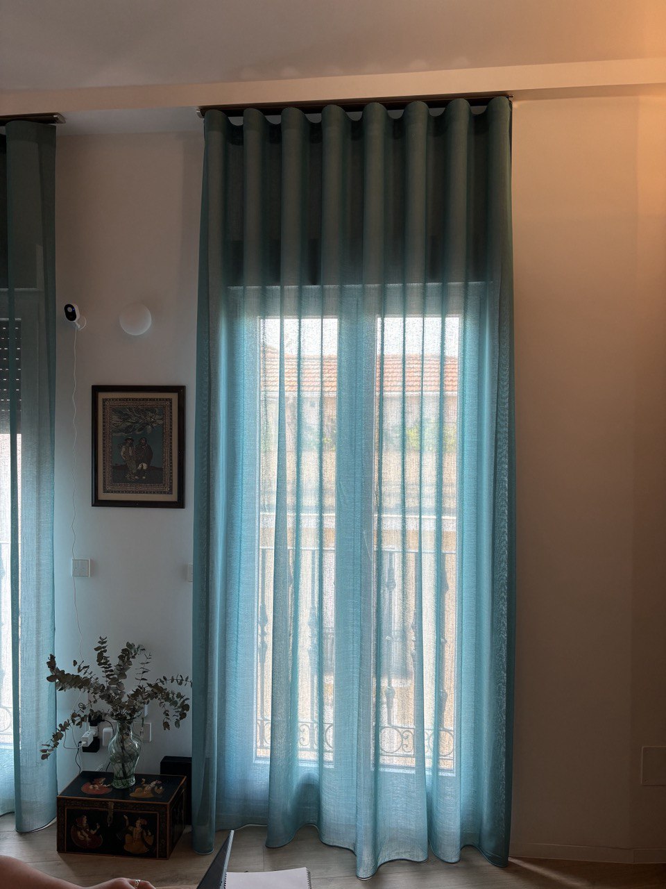 Cortina onda perfecta con riel decorativo